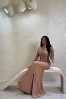 فستان ترتر نود ذهبي بأكمام شفافة مزينة بالكريستال