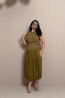 فستان زيتي بتصميم ناعم وحزام عند الخصر