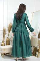 فستان ساتان أخضر بكسرات أنيقة وربطة خصر