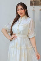 فستان كشكش أوف وايت بتطريز ذهبي ولمسة ملكية