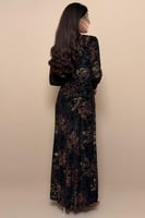 فستان أسود مخملي بتطريز زهور فاخرة