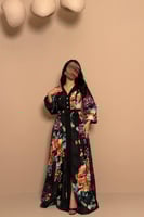 فستان أسود مشجّر بقصة أنثوية وحزام خصر أنيق