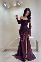 فستان خمري لامع بأكمام منسدلة وفتحة جانبية جذابة