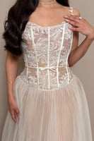 فستان دانتيل بيج بتفاصيل ناعم