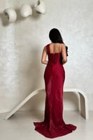 فستان احمر بتصميم كسرات وقصة كت فاخرة