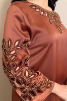 جلابية طوبي بأكمام مطرزة أنيقة