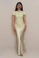 طقم تنورة وبلوزه اصفر بتفاصيل انيقة