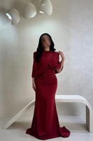 فستان أحمر مطرز بتفاصيل فاخرة مع جاكيت أنيق