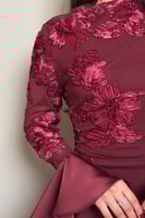 فستان عنابي فخم بتفاصيل ورد ساتان بارزة وقصة أنثوي...