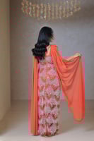 فستان أورنج مطرز بتصميم فاخر وانسيابية أنيقة