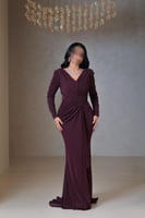 فستان سهرة عنّابي بلمعة ناعمة وأكمام مزخرفة