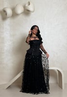 فستان أسود دانتيل بتطريز ناعم وتصميم كورسيه