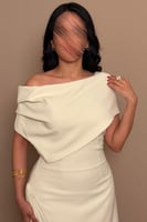 فستان سكري أنيق بقصة كتف واحد وتنورة بكسرات ناعمة