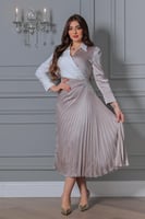 فستان فاخر من الساتان بتصميم بليسيه وياقة قميص