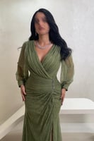 فستان دانتيل زيتي بتفاصيل كريستال وقصّة ملفوفة راق...