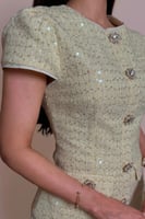 طقم تنورة وبلوزه اصفر بتفاصيل انيقة