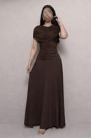 فستان بني مزموم بياقة مرتفعة