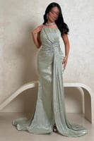 فستان أخضر فاتح لامع بتصميم فاخر وتطريز كريستالي