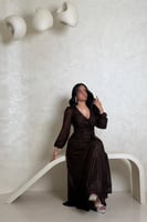 فستان بني داكن بلمعة ناعمة بتصميم لف أنثوي