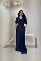 فستان سهرة كحلي براق بقصّة ملفوفة وأكمام شيفون