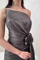 فستان سهرة مزين بوردة على الخصر