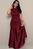 فستان عنابي بقصة رسمية أنيقة