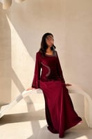 فستان خمري بتطريز ناعم وأكمام منسدلة بتفاصيل ريش