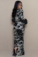 فستان سهرة أسود وفضي بنقشة لامعة وأكمام فرو