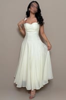 فستان اوف وايت بقصة كورسيه وانسيابية راقية من مليح...