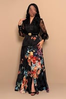 فستان أسود مشجّر بتفاصيل دانتيل وحزام ذهبي