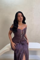 فستان بنفسجي مطرز بتصميم مكسر وأكتاف ساقطة