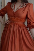 فستان ساتان بياقة مطرزة وحزام قماش أنيق