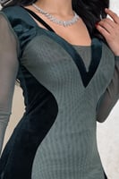 فستان مخملي زيتي بتصميم راقٍ وأكمام شفافة