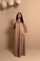 جلابية بيج فاتح بأكمام مطرزة أنيقة