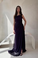 فستان سهرة بنفسجي من الدانتيل بتصميم راق