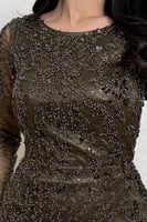 فستان زيتي مطرّز بتفاصيل براقة