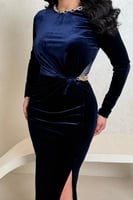 فستان كحلي مخملي بتصميم لف وسلسلة ذهبية