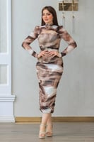 فستان أنيق وجذاب بتصميم ضيق يتميز بنقوش مموجة بألو...