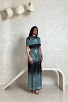 فستان تركوازي مطرّز بالترتر مع قطعة فخمة