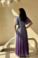 فستان بنفسجي متدرج بأكمام كشكش وتطريز ناعم