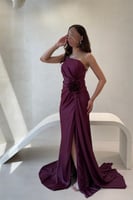 فستان عنابي بقصة كت ووردة جانبية وفتحة ناعمة