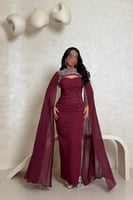 فستان سهرة عنابي مطرز بالخرز مع أكمام شيفون واسعة