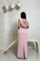 فستان وردي فاتح بتصميم ناعم بقصّة مستقيمة