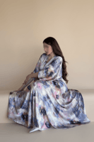 فستان ميدي بتطريز فاخر على الصدر ولون مموه جذاب