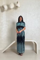 فستان تركوازي مطرّز بالترتر مع قطعة فخمة