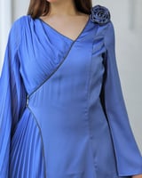 فستان أنيق يتميز بتصميم راقٍ يجمع بين الفخامة والع...