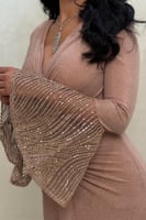 فستان ترتر نود ذهبي بأكمام شفافة مزينة بالكريستال