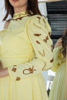 فستان طويل أصفر بفتحة خناقية وأكمام جرس – أناقة را...