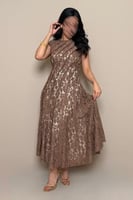 فستان بني أنيق بتصميم أنثوي ناعم