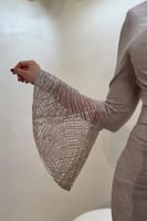 فستان سهرة ذهبي بقصة ضيقة وأكمام لامعة